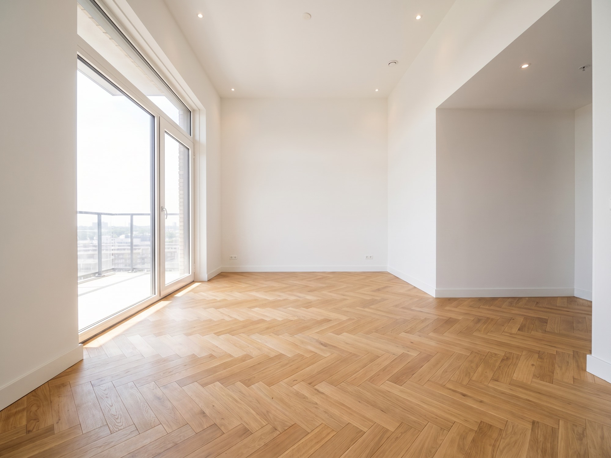 Après : Pose neuve d'un parquet bâton rompu en chêne : avant chape béton et après pose