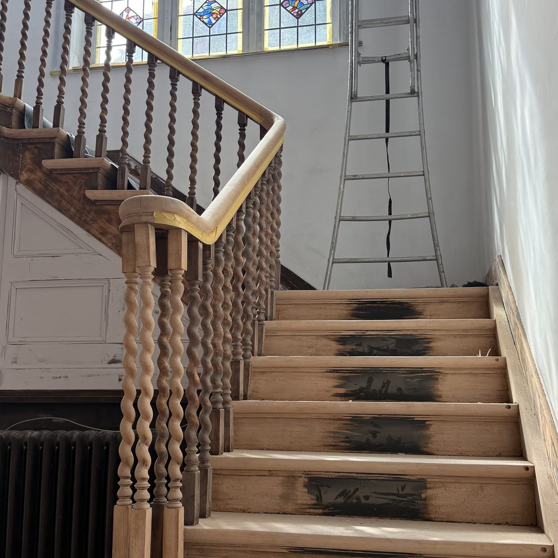 Escalier ancien aux marches usées, avant rénovation