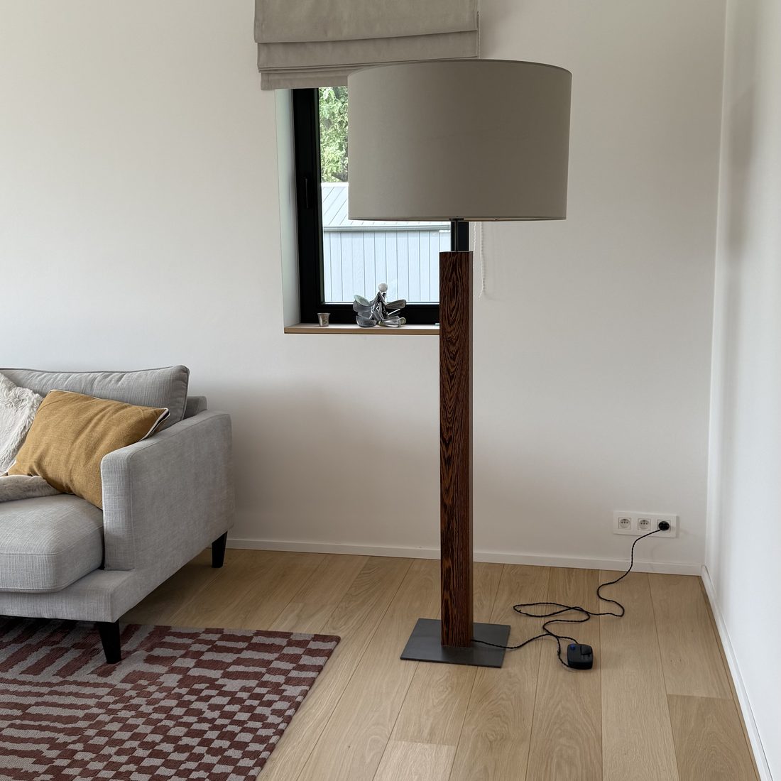 Séjour avec parquet en chêne clair et grand lampadaire
