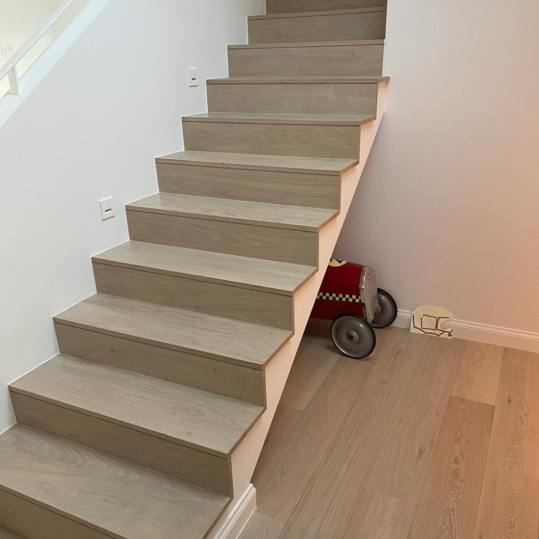 Escalier habillé en chêne clair vu depuis le bas