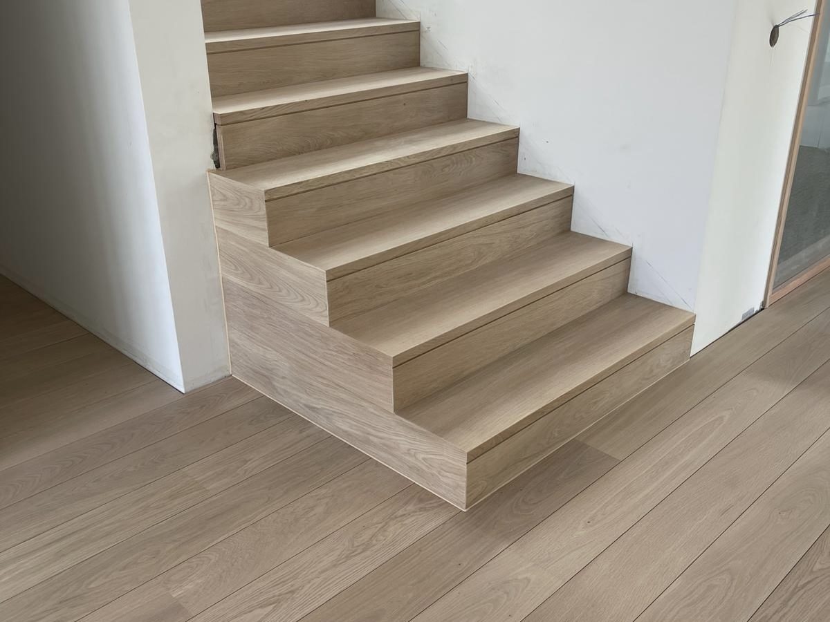 Escalier droit habillé en chêne clair