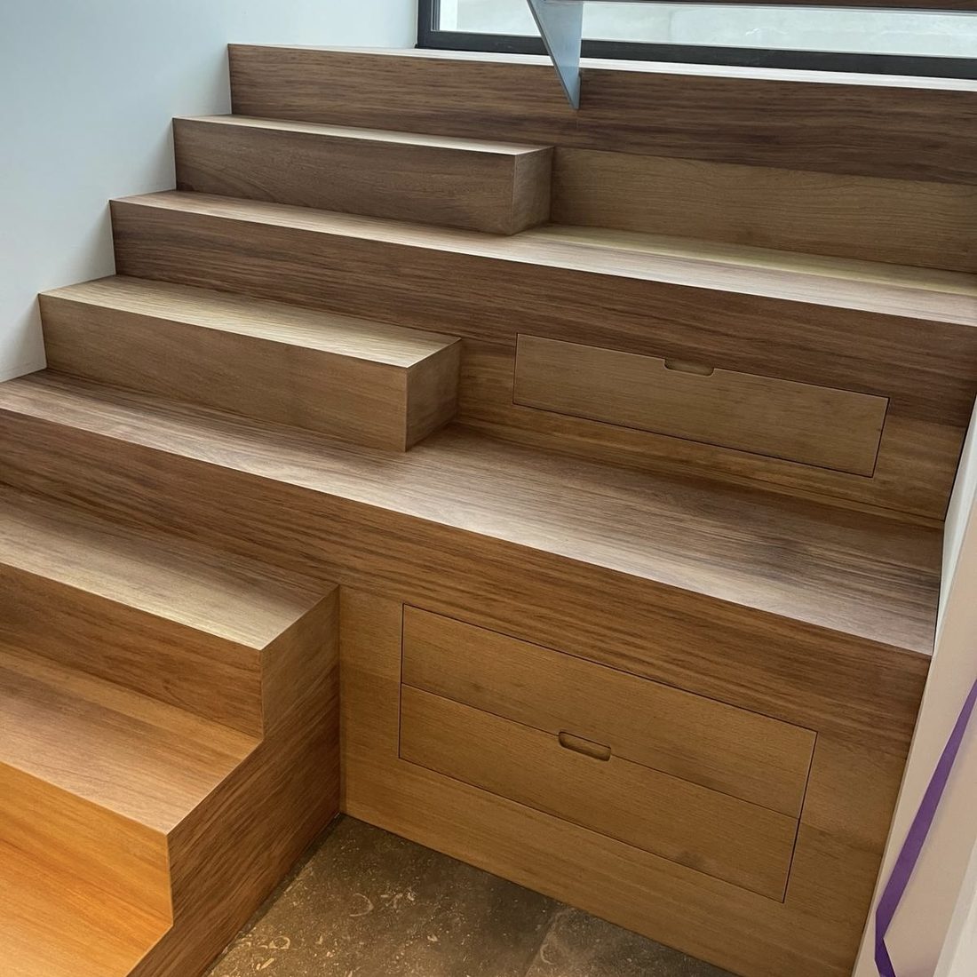 Escalier en chêne avec rangement intégré sous les marches