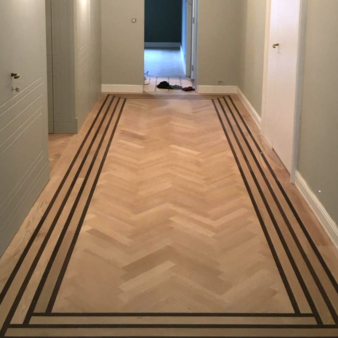 Parquet bâton rompu en chêne clair encadré d'une double frise sombre