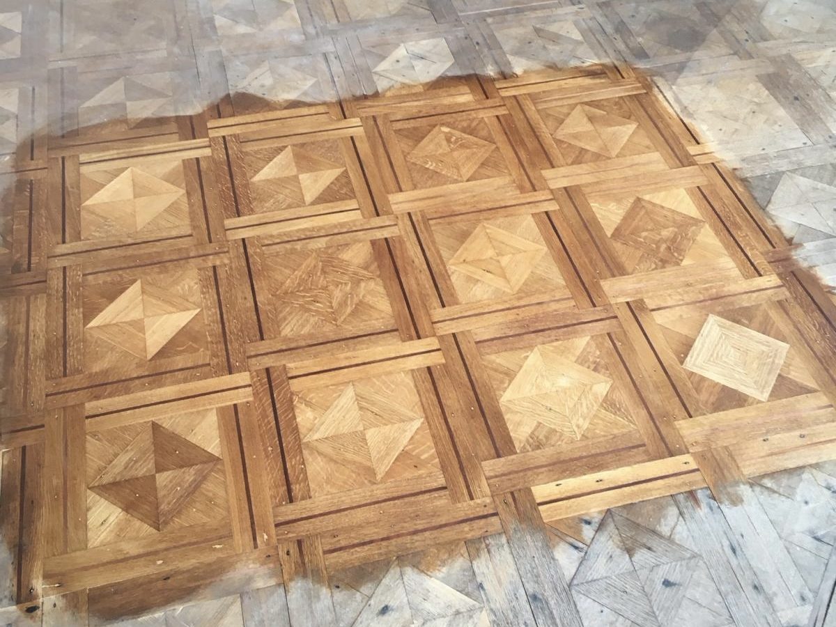 Panneaux de parquet marqueté ancien en cours de restauration